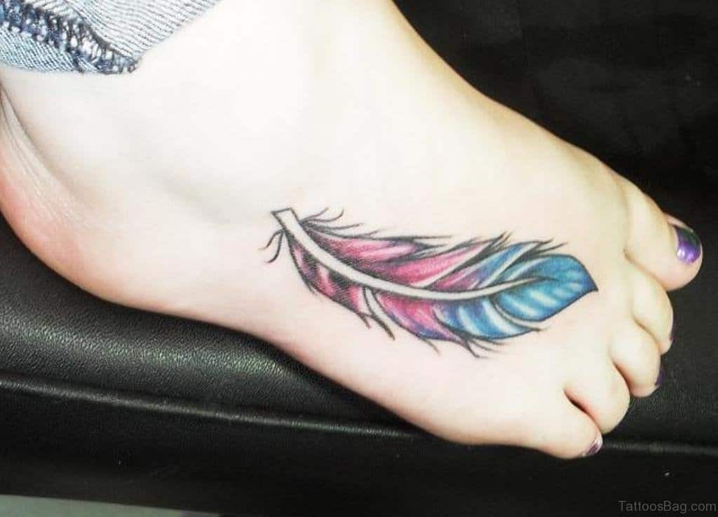Tattoo lông vũ có màu ở chân