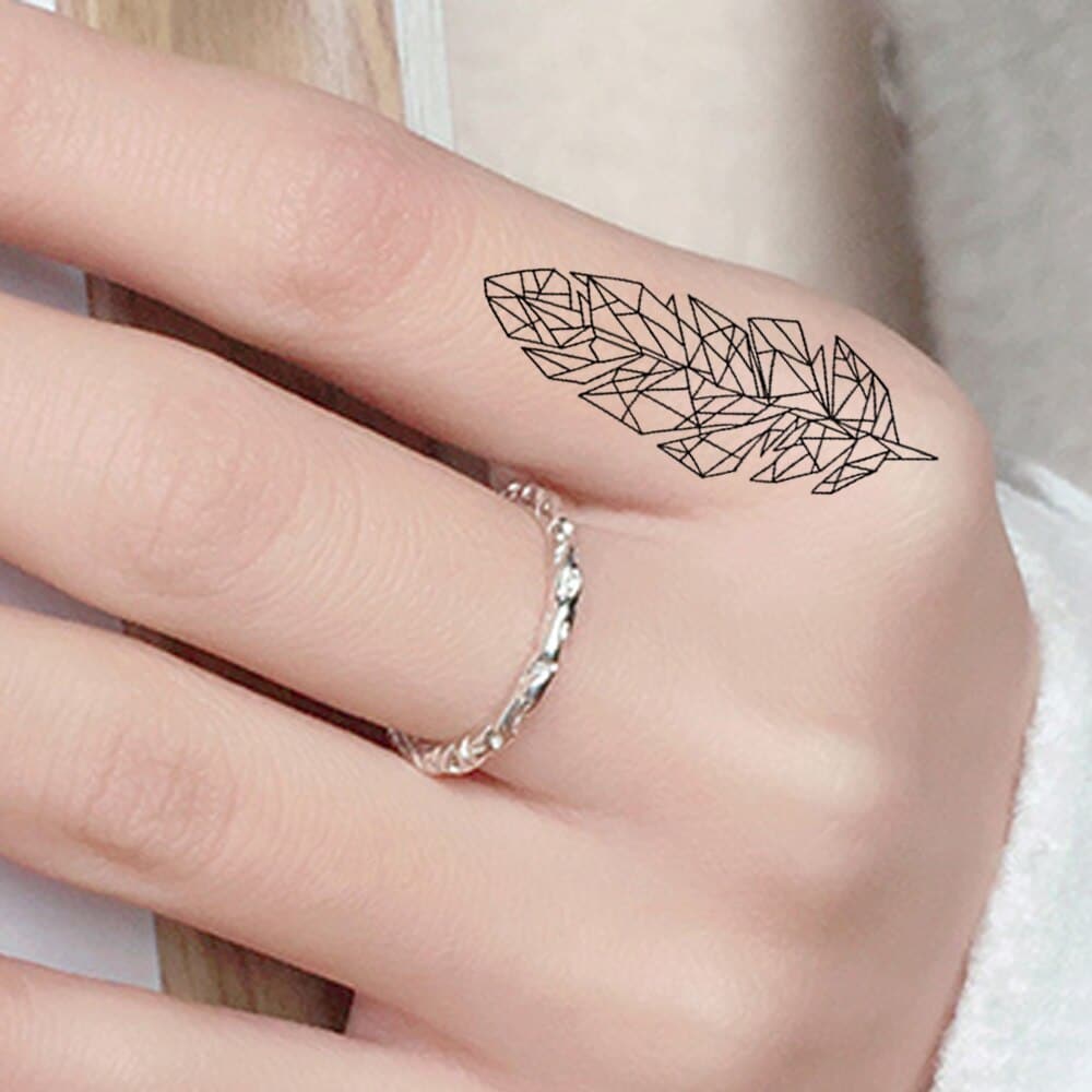 Tattoo lông vũ hình khối nghệ thuật trên ngón tay nhỏ xinh của con gái