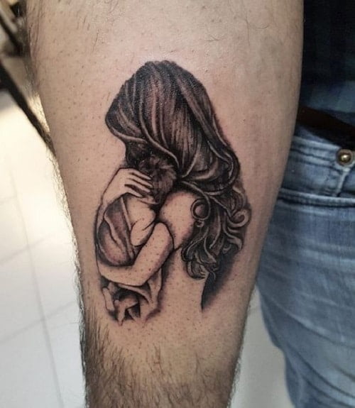 Tattoo mẹ ôm con đầy tình thương