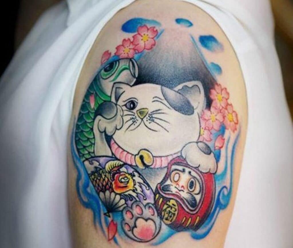 Tattoo mèo thần tài và daruma
