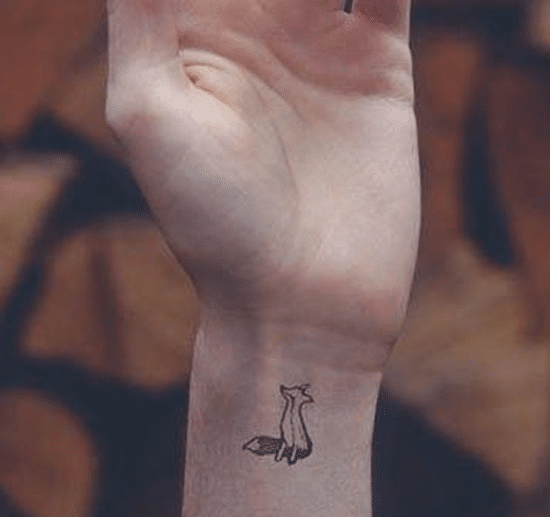 Tattoo mini hồ ly ở cổ tay đáng yêu