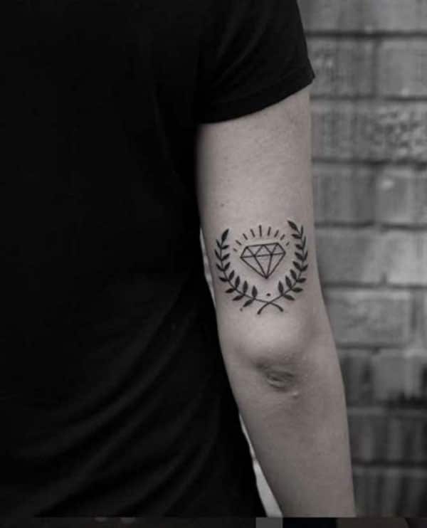 Tattoo nhỏ ở bắp tay đẹp cho nam