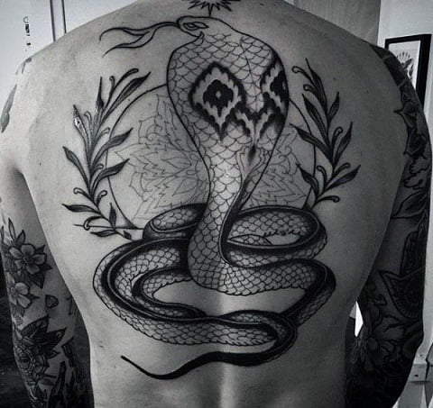 Tattoo rắn mang bành kín sống lưng đen phối trắng chan chứa tính nghệ thuật