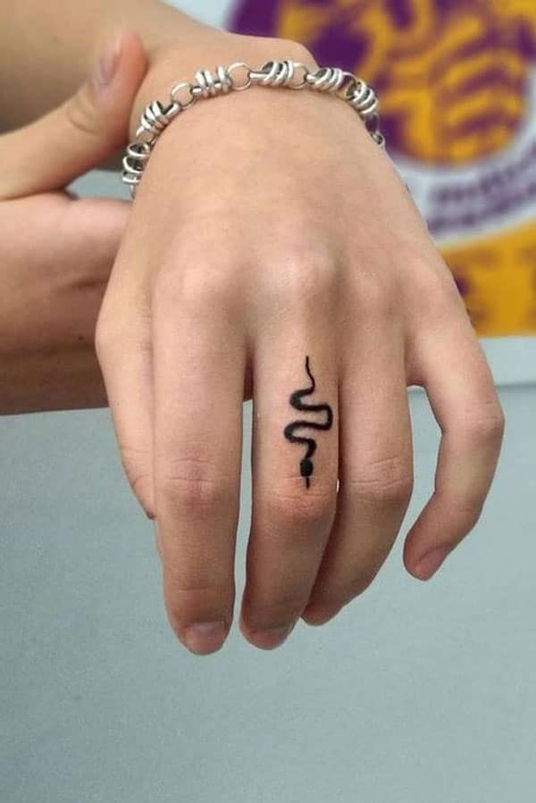 Tattoo rắn mini trên ngón tay cho phái nữ