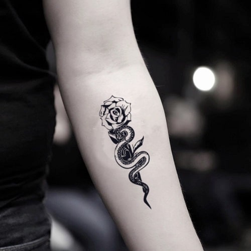 Tattoo rắn quấn hoa mini bên trên tay
