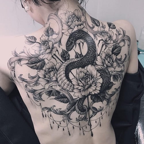 Tattoo rắn và hoa chất ngầu cho con gái
