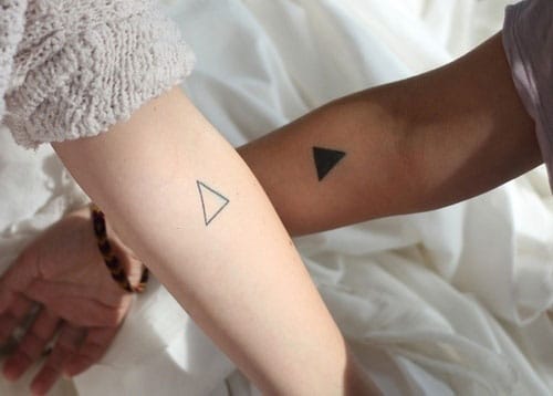 Tattoo tam giác cân mang ý nghĩa của sự cân bằng dành cho phái nữ