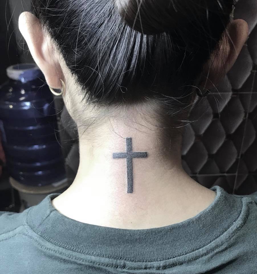 Tattoo thánh giá sau gáy đơn giản