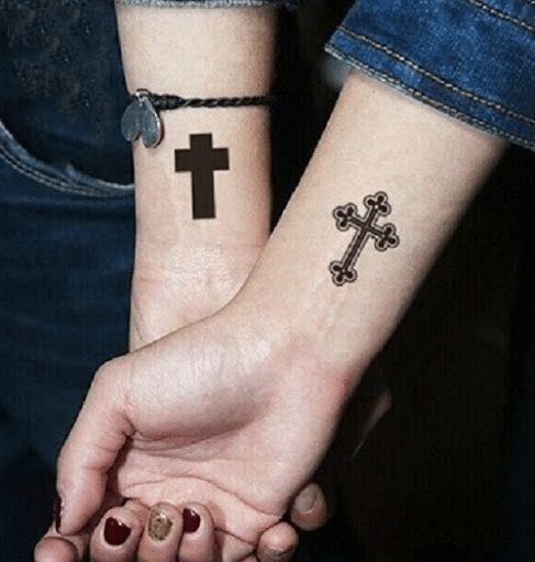 Tattoo thập giá nhỏ và xinh xắn cho con gái