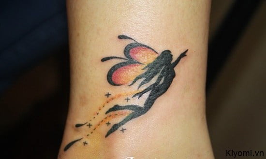Tattoo thiên thần ở cổ chân cách điệu và cuốn hút