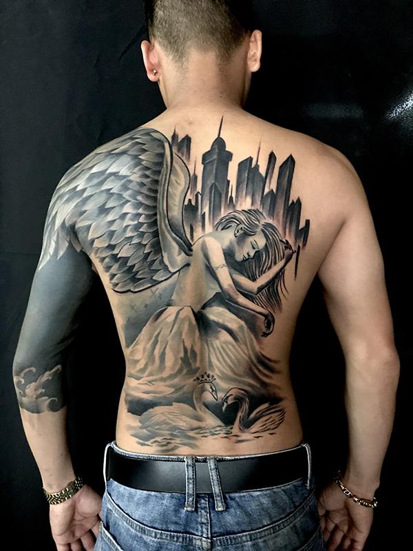 Tattoo thiên thần ở lưng mang đến sức hút kỳ lạ
