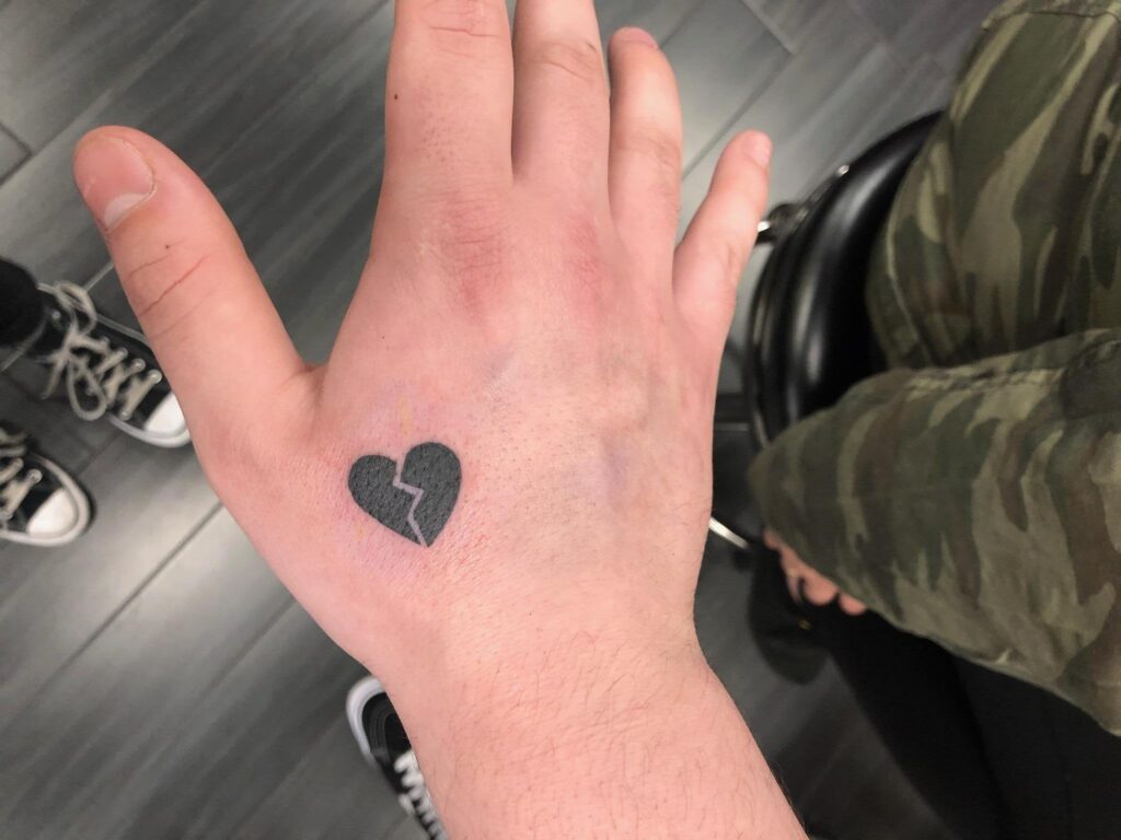Tattoo trái tim tan vỡ ở bàn tay