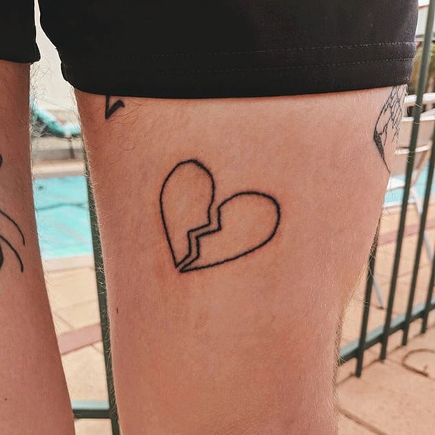 Tattoo trái tim tan vỡ ở chân