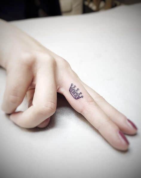 Tattoo vương miện trên ngón tay