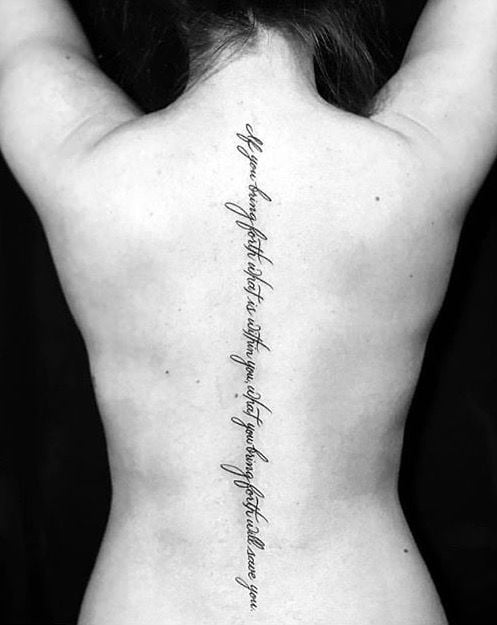 Tattoo xăm chữ đẹp cho nữ ỏ lưng