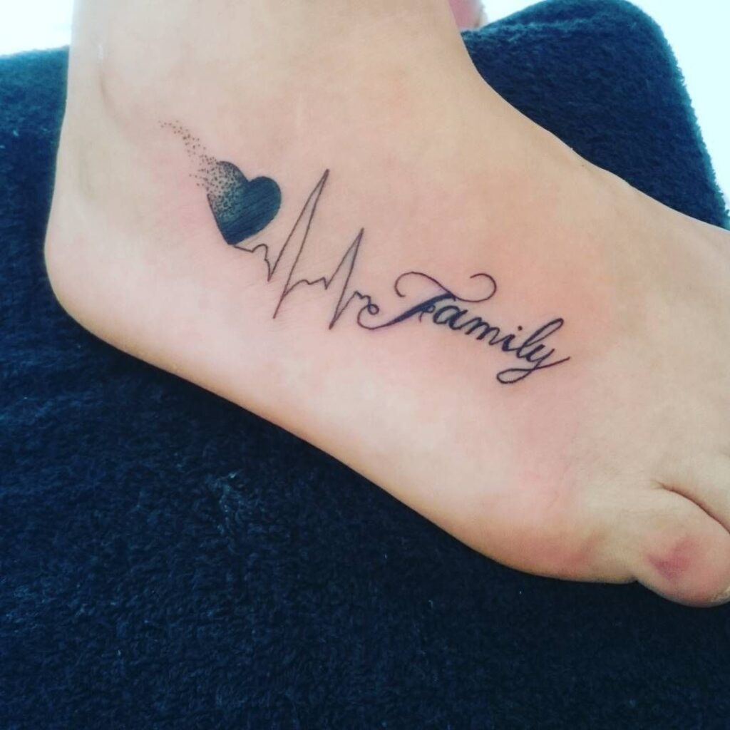 Tattoo xăm chữ family đẹp cho con gái