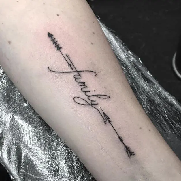 Tattoo xăm chữ family nhỏ ở tay