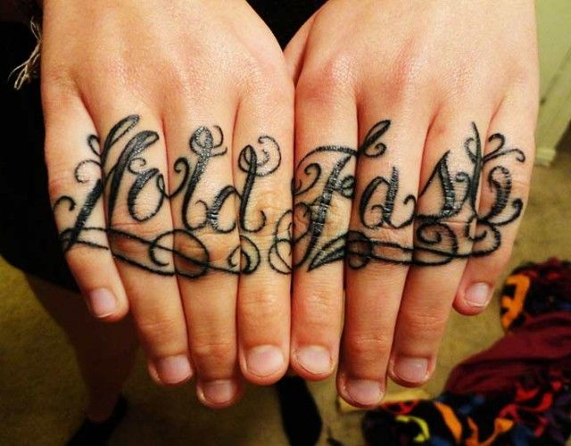 Tattoo xăm chữ trên ngón tay ý nghĩa