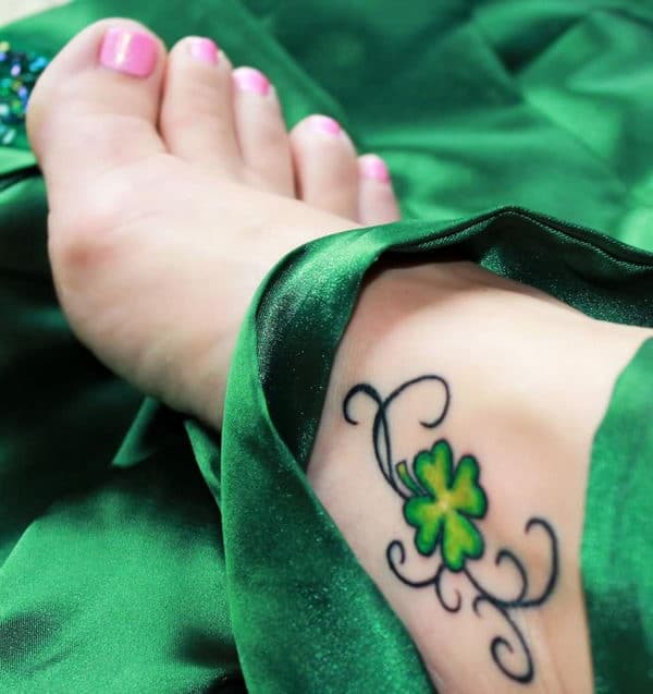 Tattoo xăm cỏ 4 lá xinh ở chân