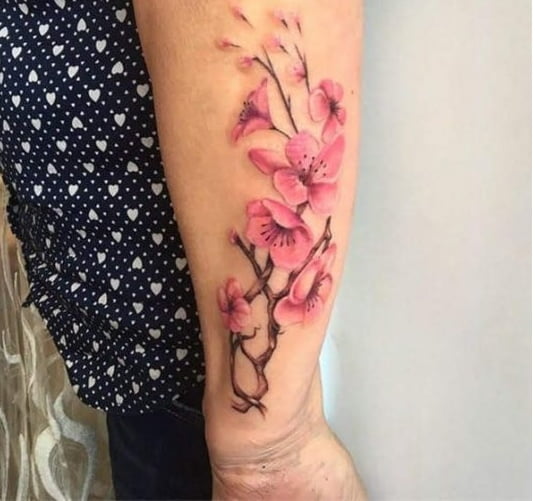 Tattoo xăm cổ tay hình cành hoa đào