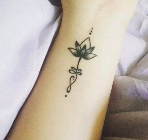 Tattoo xăm hoa sen Mandala ở cổ tay