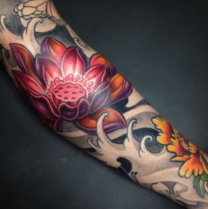 Tattoo xăm hoa sen kín tay