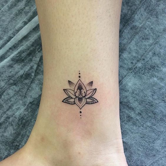 Tattoo xăm hoa sen mini màu đen