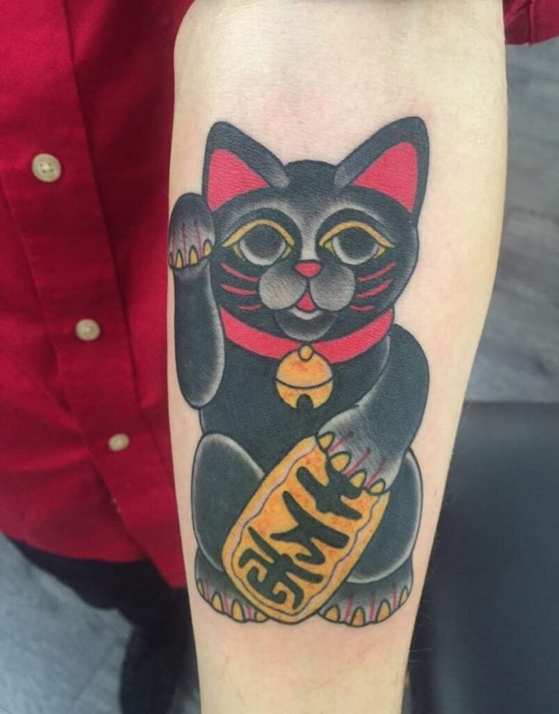 Tattoo xăm mèo thần tài trên tay