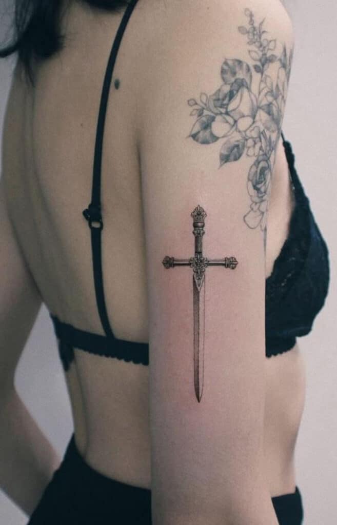 Tattoo xăm mini cho nữ mệnh Kim