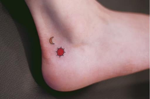 Tattoo xăm mini ở chân cho nữ