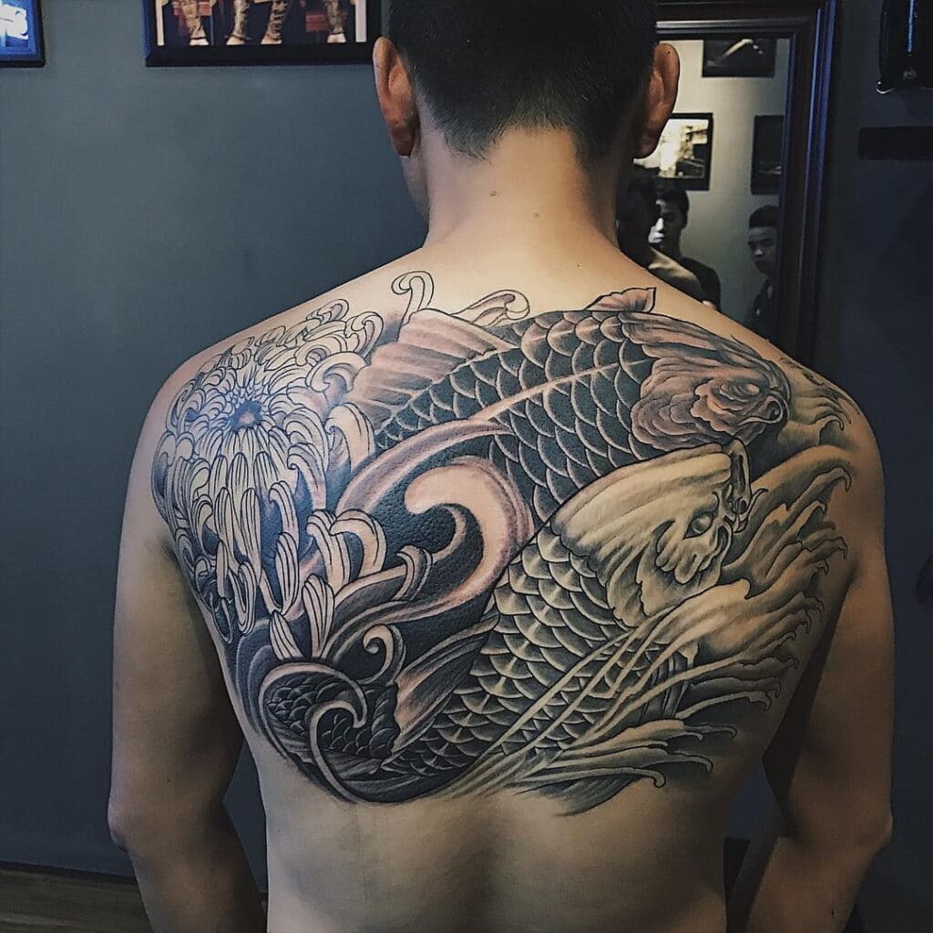 Tattoo xăm nửa lưng trên hình đôi cá chép
