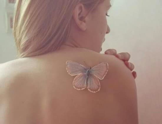 Tattoo xăm sữa ở lưng với cánh bướm lấp lánh