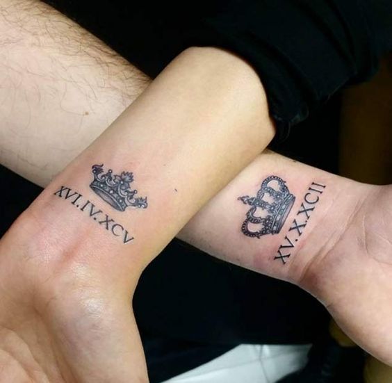 Tattoo xăm vương miện độc đáo ở cổ tay