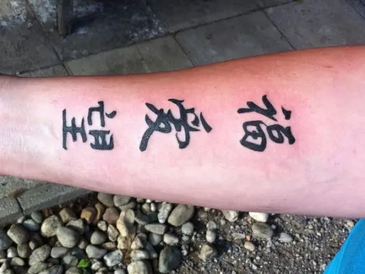 Tay xăm chữ tàu ấn tượng