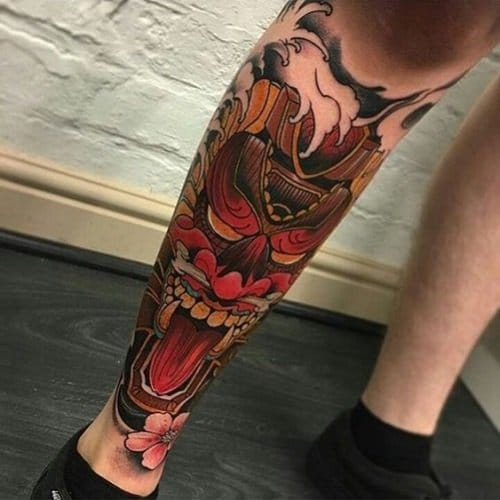 Thể hiện sở thích riêng cùng tattoo quỷ đỏ dưới chân