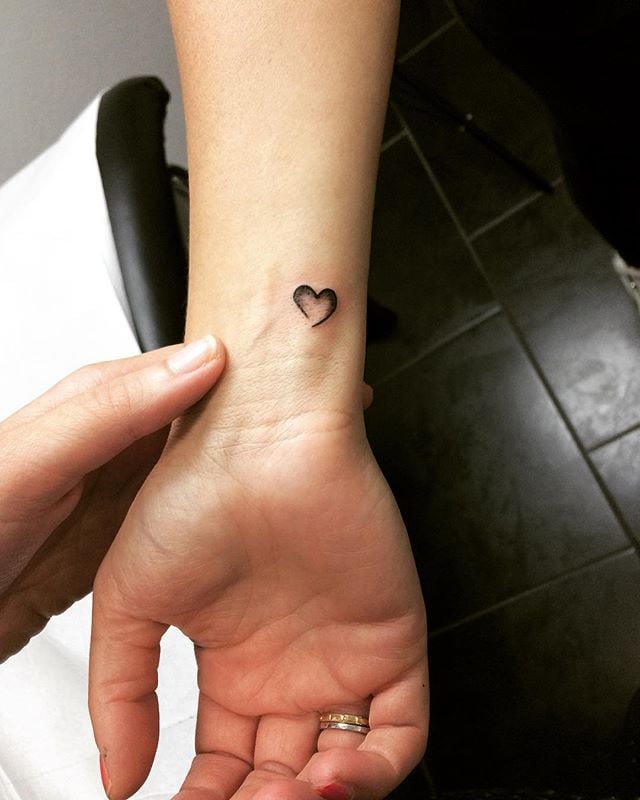 Trái tim nhỏ tattoo đẹp ở cổ tay nữ