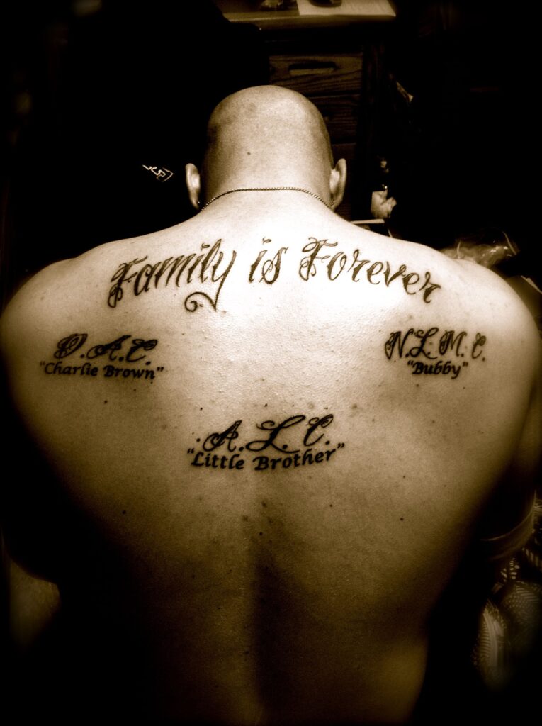 Xăm chữ tattoo Family ở lưng