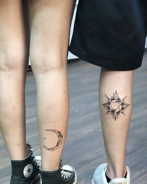Xăm hình mặt trời và mặt trăng cách điệu ở chân
