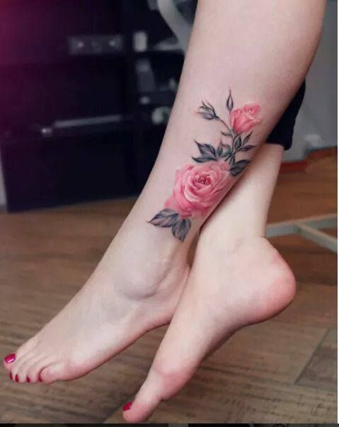 Xăm hoa hồng khiến đôi chân thêm thu hút ngay cả khi nhìn từ xa