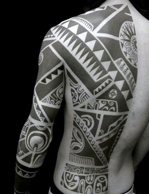 Xăm ngay hình Maori nửa lưng để thể hiện phong cách riêng của mình bạn nhé