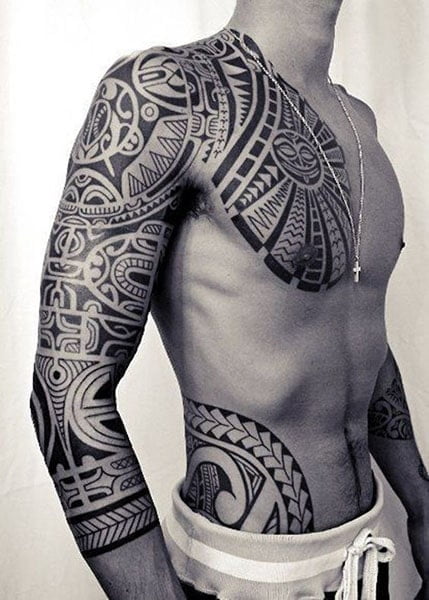 Xăm nghệ thuật Maori ở tay đẹp ngẩn ngơ