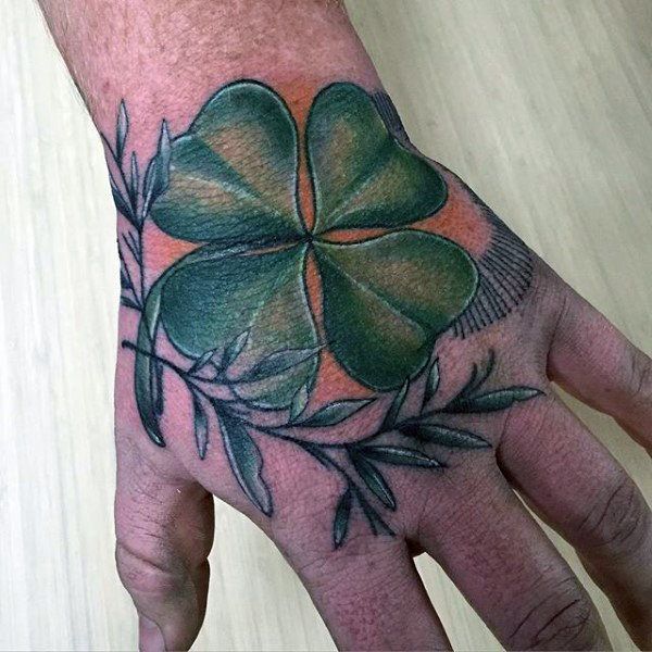 Xăm tattoo cỏ bốn lá ở mu bàn tay