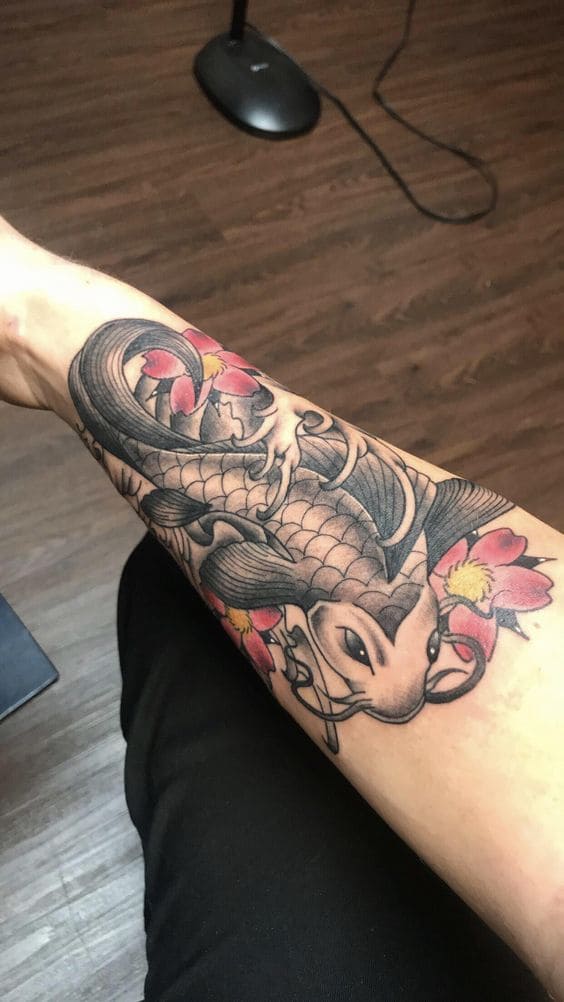 ảnh tattoo cá chép và hoa ở cánh tay đẹp cho nữ