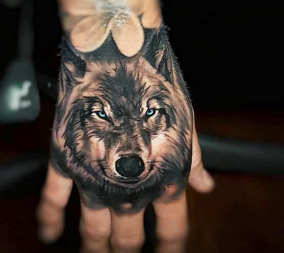 ảnh tattoo hình chó sói ở trên mu bàn tay chất