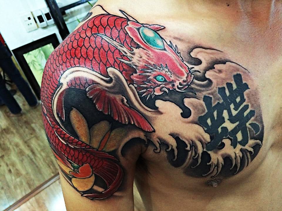 ảnh tattoo hình đầu rồng đuôi cá chép trên vai nam