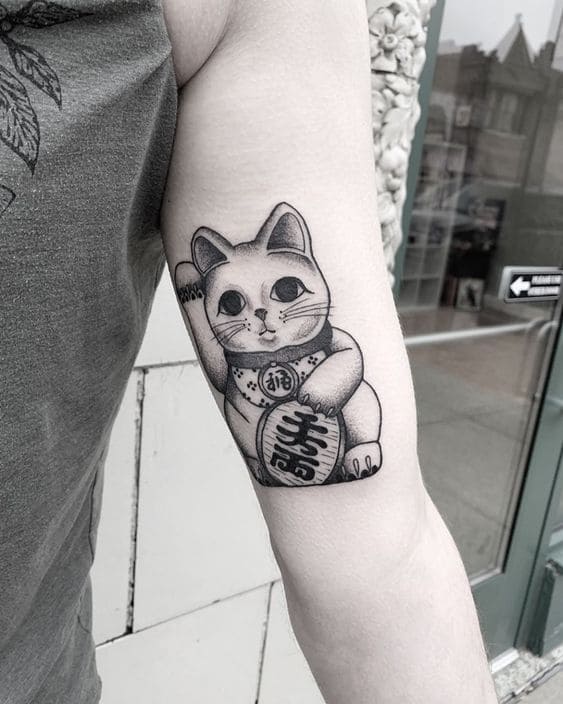 ảnh tattoo mèo thần tài trắng đen ở tay đẹp