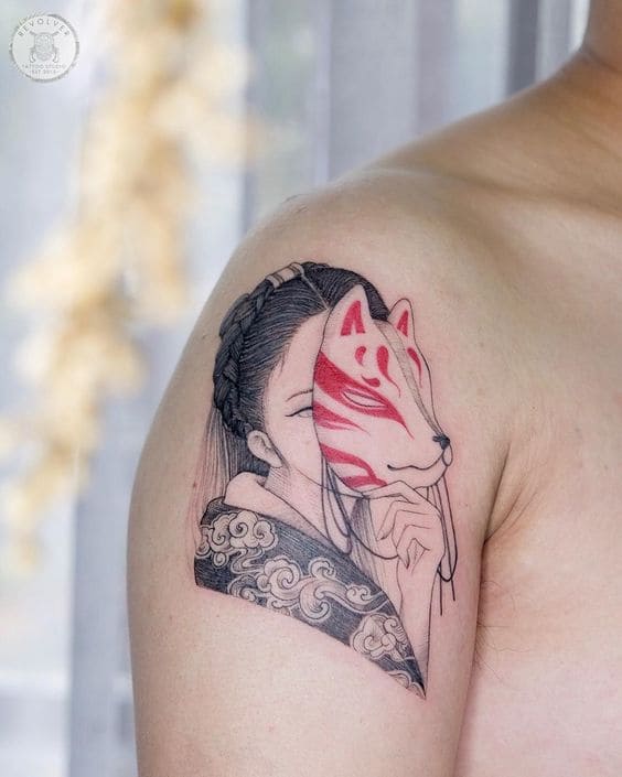 cô gái trung hoa đeo mặt nạ tattoo ở tay nam