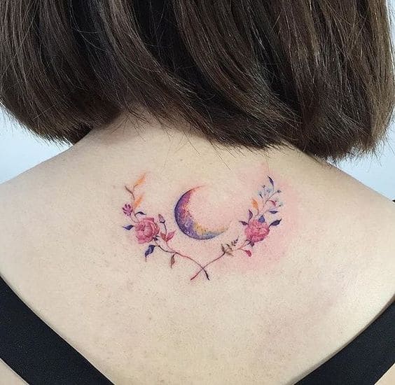 hình mặt trăng và hoa xăm sau lưng nữ