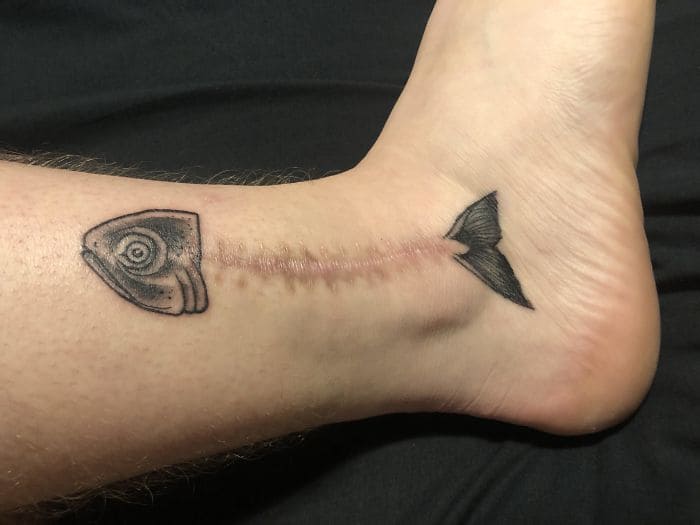 hình tattoo che sẹo đầu và đuôi cá ở cổ chân