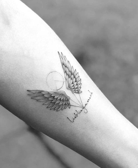 hình tattoo đôi cánh ở cánh tay